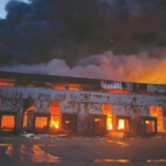 Des entrepôts frigorifiques en feu après un bombardement, près de Kiev