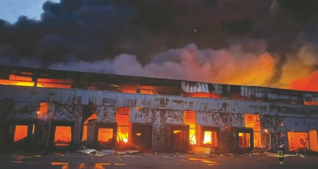 Des entrepôts frigorifiques en feu après un bombardement, près de Kiev